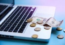 Geld op laptop