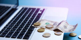 Geld op laptop